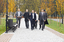 Peaminister Andrus Ansip ja linnapea Jüri Kaver eile keskpäeval Katariina alleel jalutamas. Foto: ANDREI JAVNAŠAN